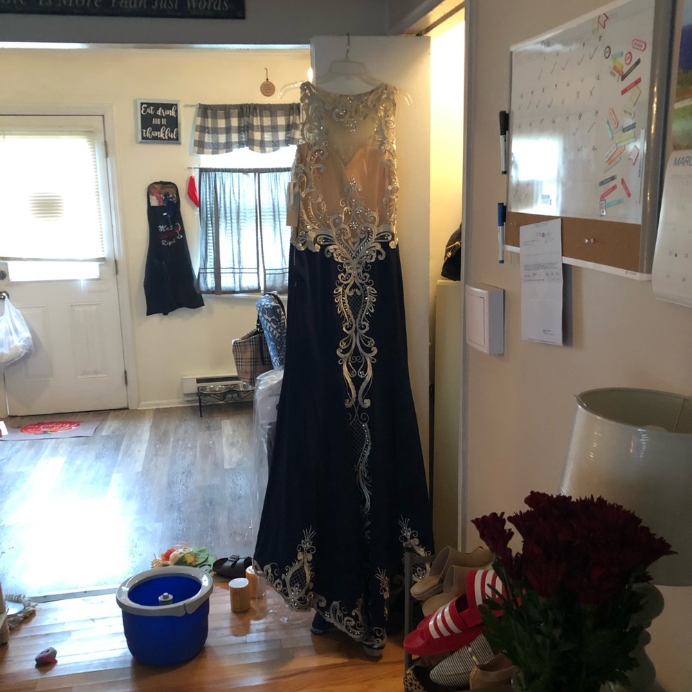 Gown - Picture 6 of 7